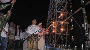 Meriahnya Festival Lampu Colok di Bukitraya