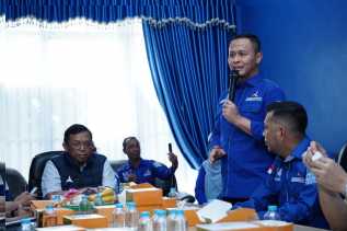 Hadir di Tengah Rakyat, Demokrat Pekanbaru Bagikan Ribuan Sembako