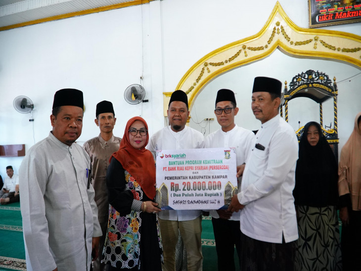 Wakil Bupati Kampar Serahkan Bantuan dan Dana Pembangunan Masjid Rp20 Juta Masjid Baitul Muttaqin