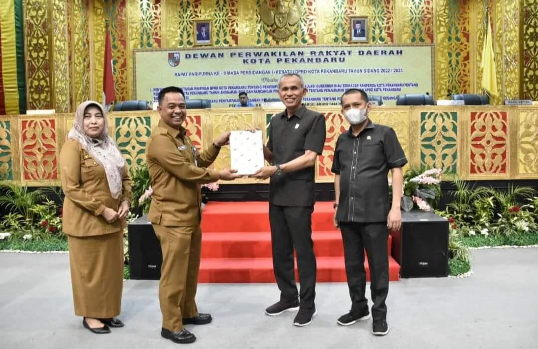 Pemko Pekanbaru Laporkan Hasil Evaluasi APBD-P ke DPRD Dalam Paripurna