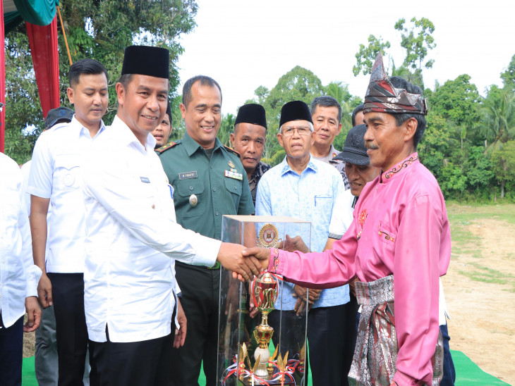 Angkat Miniatur Rumah Adat, Pak Zukirman dkk Juara Lomba Sampan Hias