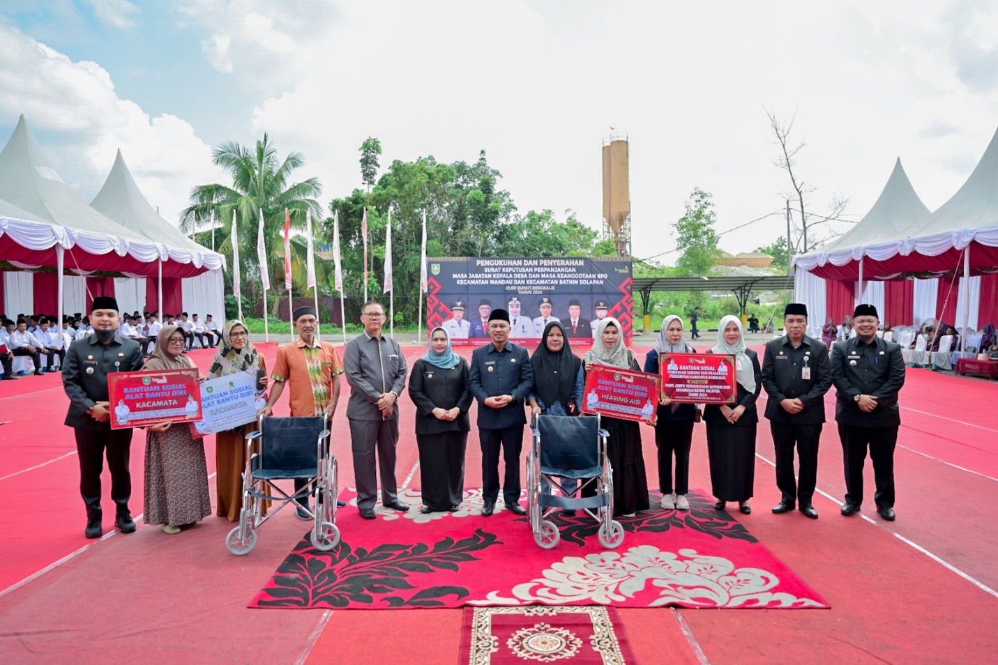 Bupati Kasmarni Serahkan Bantuan Alat Bantu Diri, Penampungan Air Hujan dan Sarana Prasana Panti Asuhan