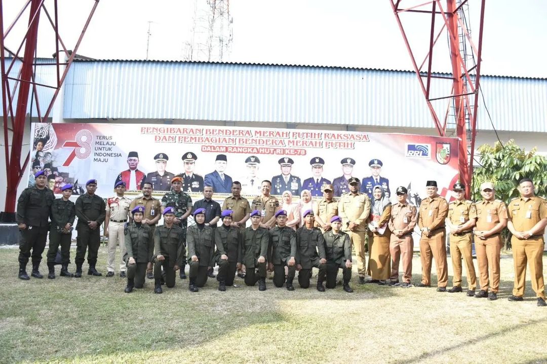 Pengibaran Bendera Raksasa di Menara RRI Pekanbaru Dihadiri Ketua DPRD Muhammad Sabarudi