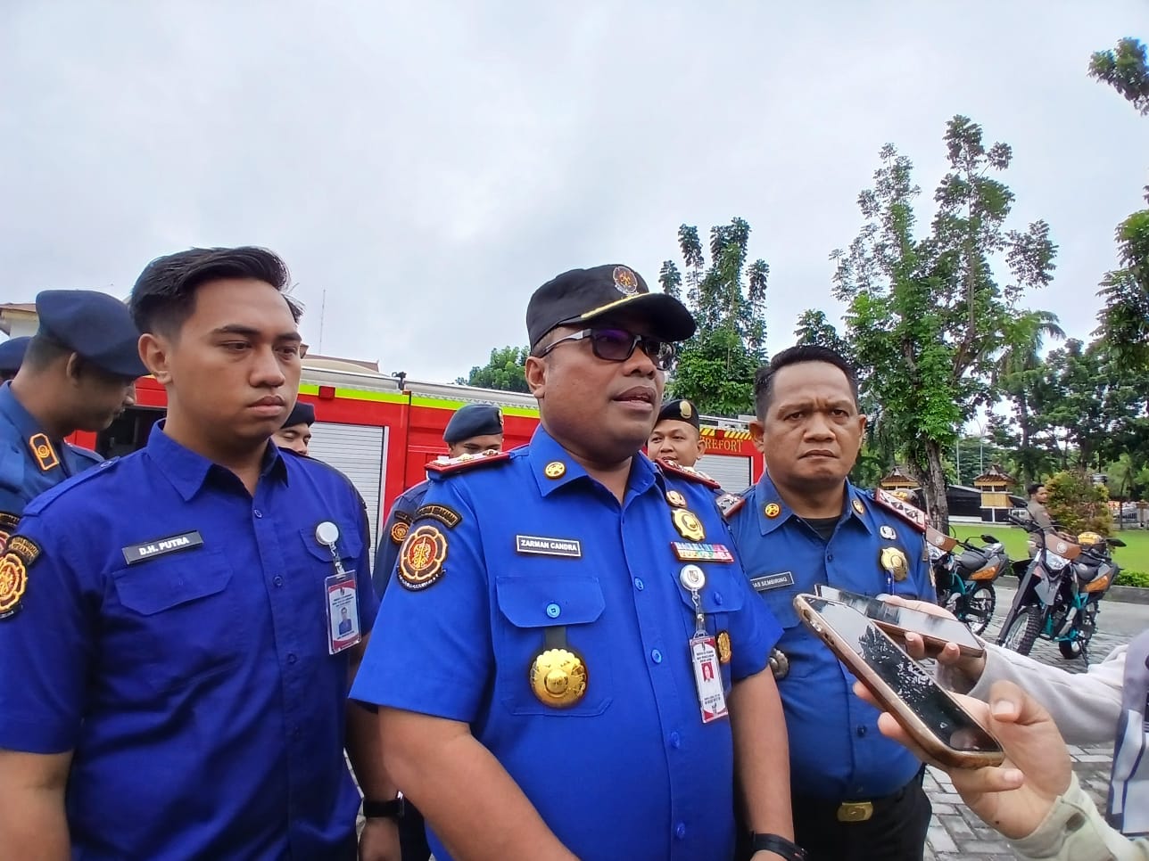 DPKP Pekanbaru Terjunkan Lima Mobil Pemadam ke Gedung Dinas Ketahanan Pangan Riau
