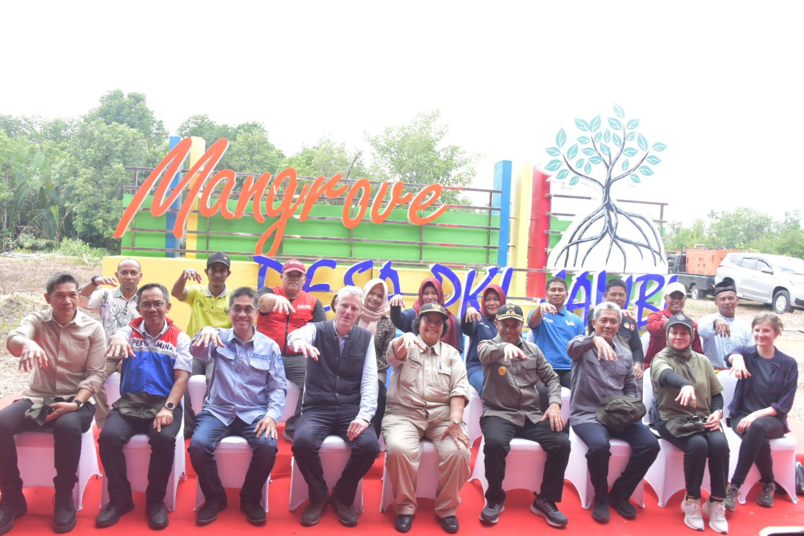 Bupati Bengkalis Menyambut dan Mendampingi Kunjungan Kerja Menteri Lingkungan Hidup dan Kehutanan di Mangrove Education Center dan Arboretum Gambut
