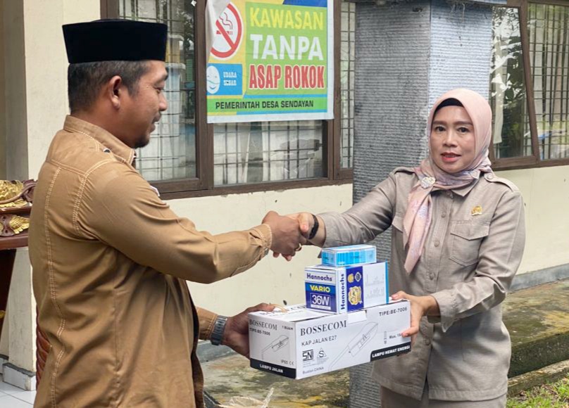 Reses di Kampar Utara, Haswida Serahkan Bantuan Penerangan Lampu Jalan