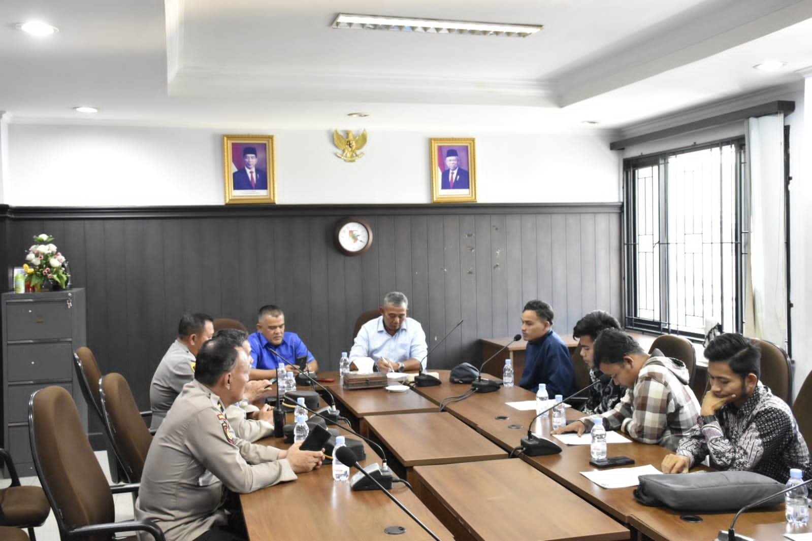 Mahasiswa Datangi DPRD Pekanbaru Pertanyakan Pembiaran Kabel Jaringan Semrawut di Kota Pekanbaru