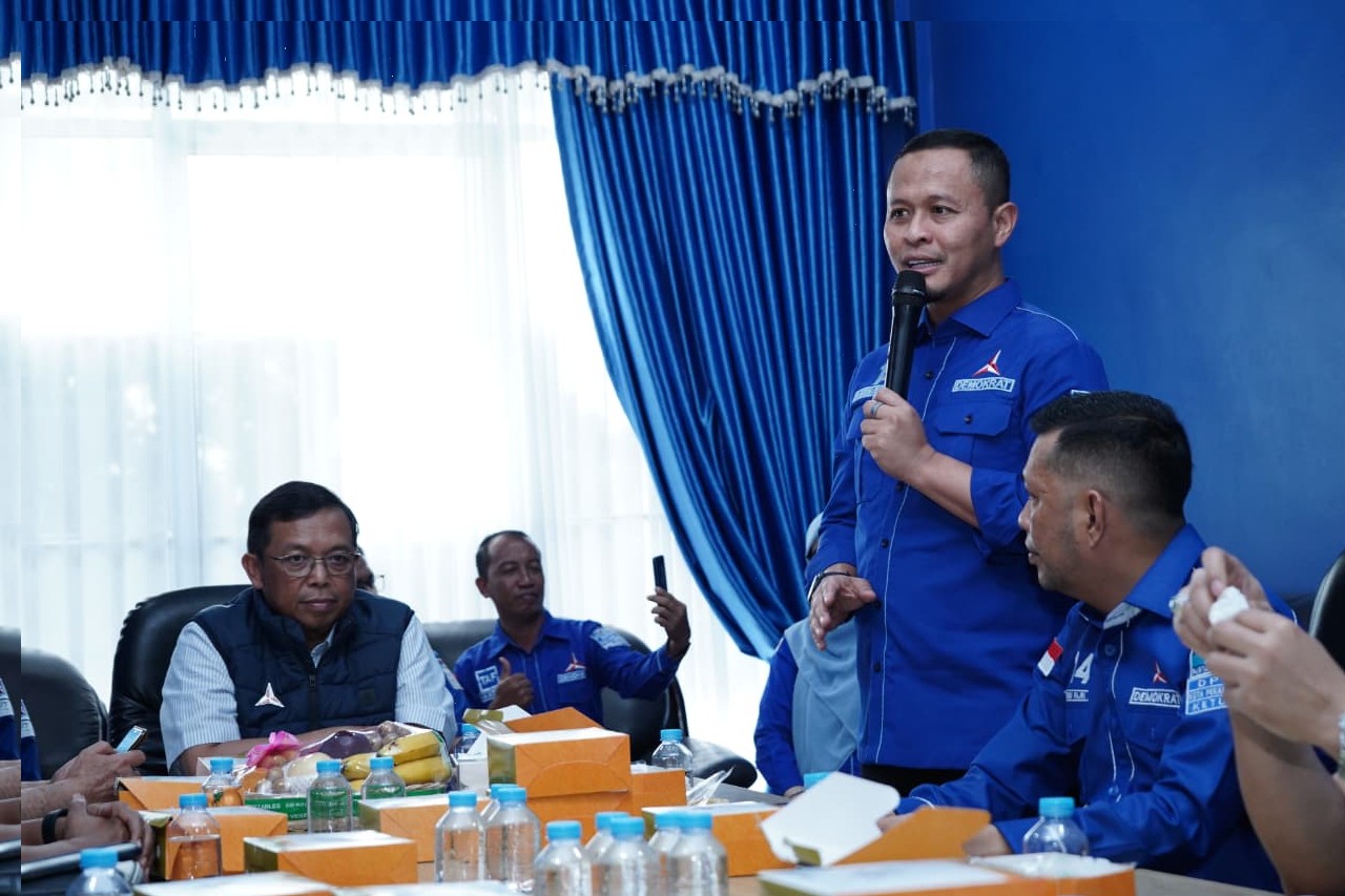 Hadir di Tengah Rakyat, Demokrat Pekanbaru Bagikan Ribuan Sembako