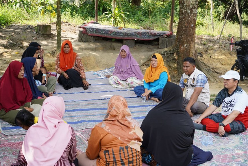 Muhammad Sabarudi Ketua DPRD Pekanbaru Temui Ibu-ibu Petani dan berikan dorongan semangat bertani