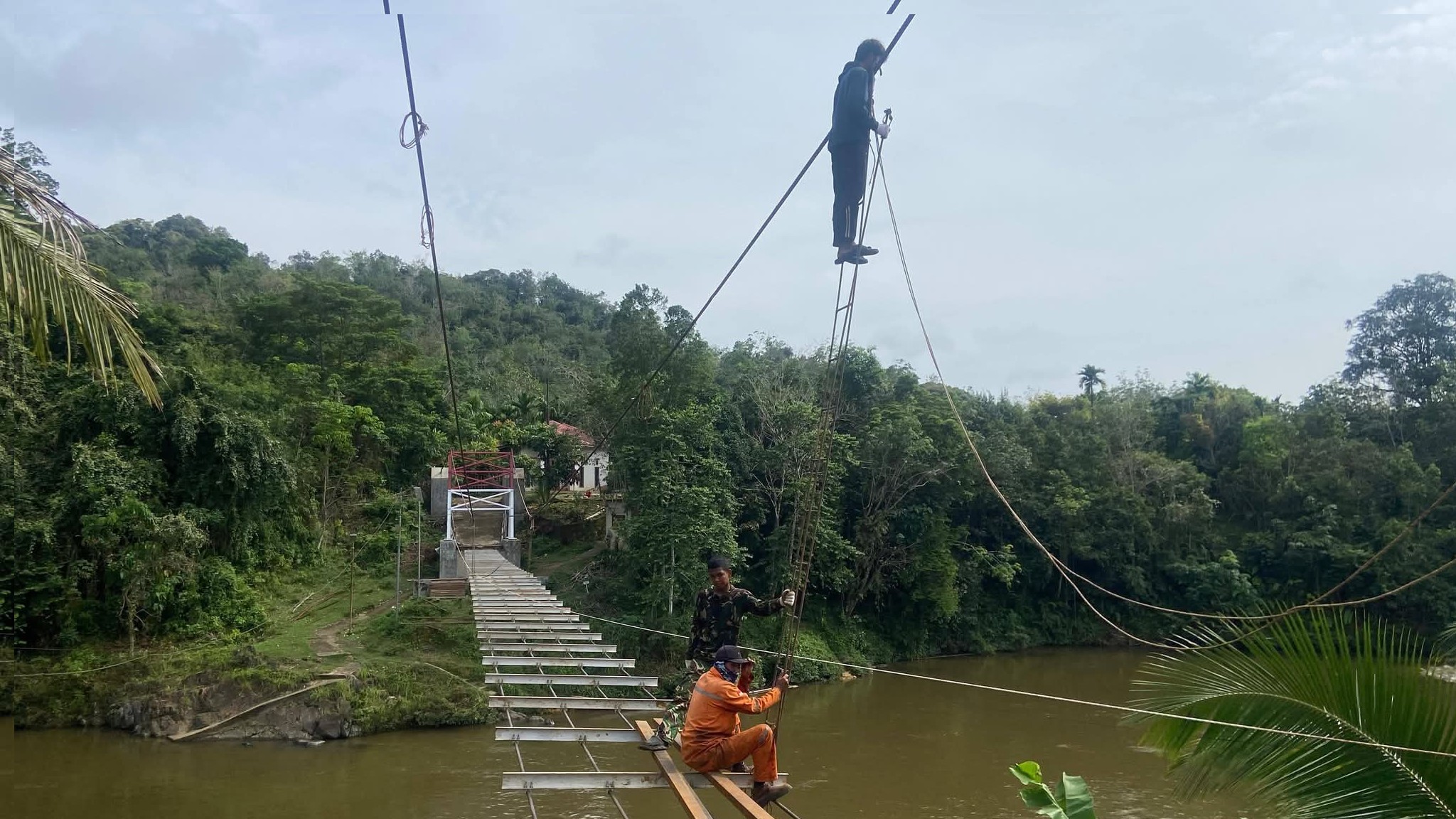 Estetika dan Ketahanan Jadi Prioritas, Reling Jembatan Gajah Bertalut Mulai Dicat