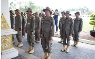 Dukung Gerakan Indonesia ASRI, Satpol PP Riau Bersihkan Pagar Hutan Kota