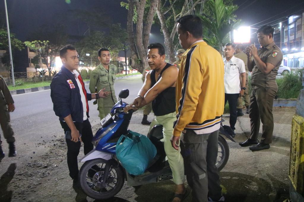 Tim Yustisi Pekanbaru Denda 4 Warga Buang Sampah Sembarangan