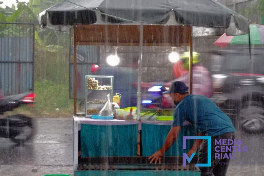 Peringatan BMKG: Riau Berpotensi Hujan Lebat Disertai Petir dan Angin Kencang Hari Ini