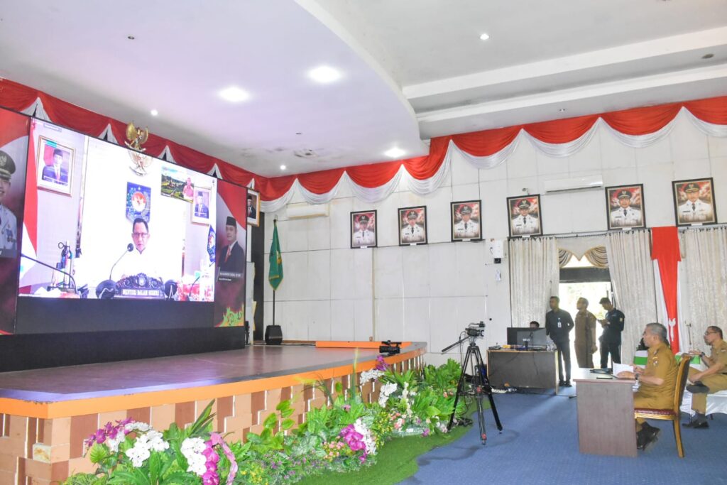 Pj Bupati Kampar Bersama Pj KDH se Indonesia Ikuti Rakor Bersama  Mendagri Melaui Zoom Meeting